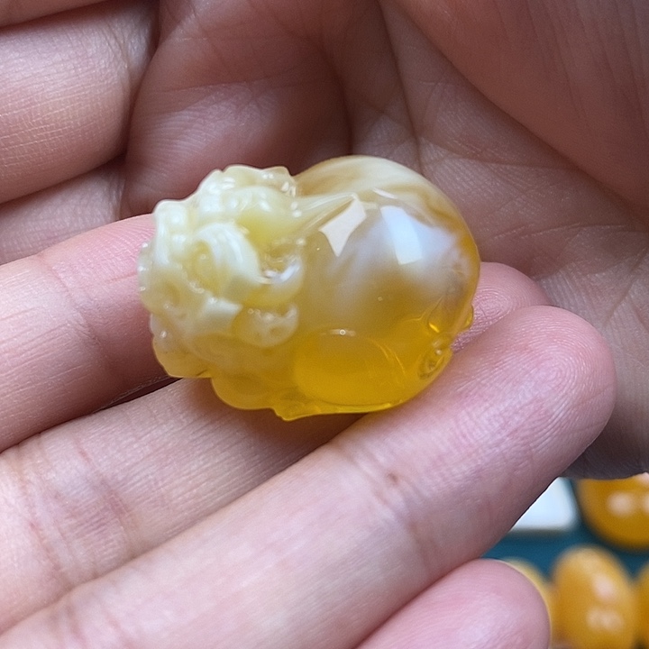 琥珀未镶嵌珠宝奇石5.7荧光白花蜡貔貅吊坠