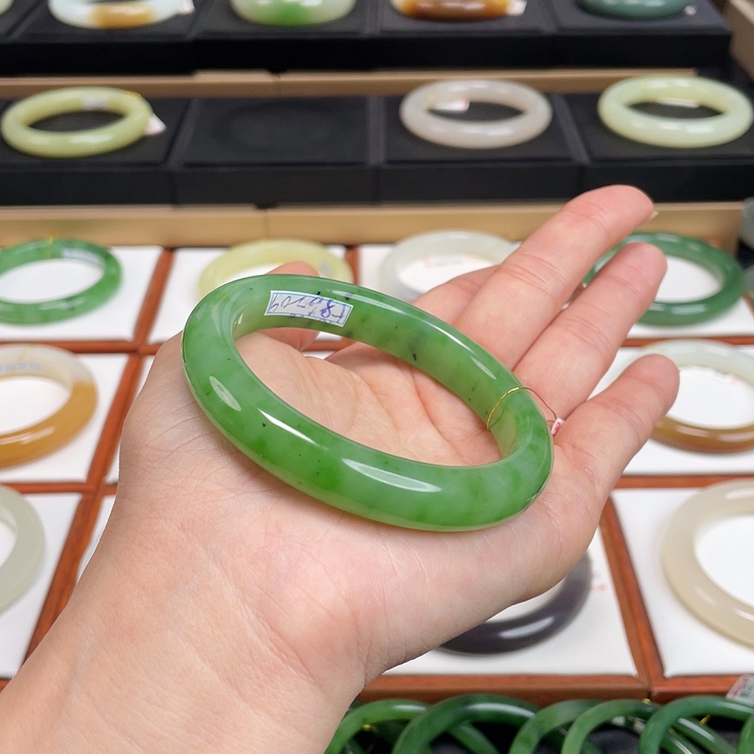 和田玉未镶嵌手镯-苹果绿