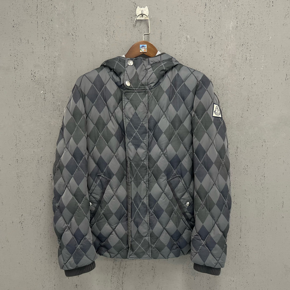 95新 MONCLER moncler蒙口灰色菱形格手臂刺绣标羽绒服4码
