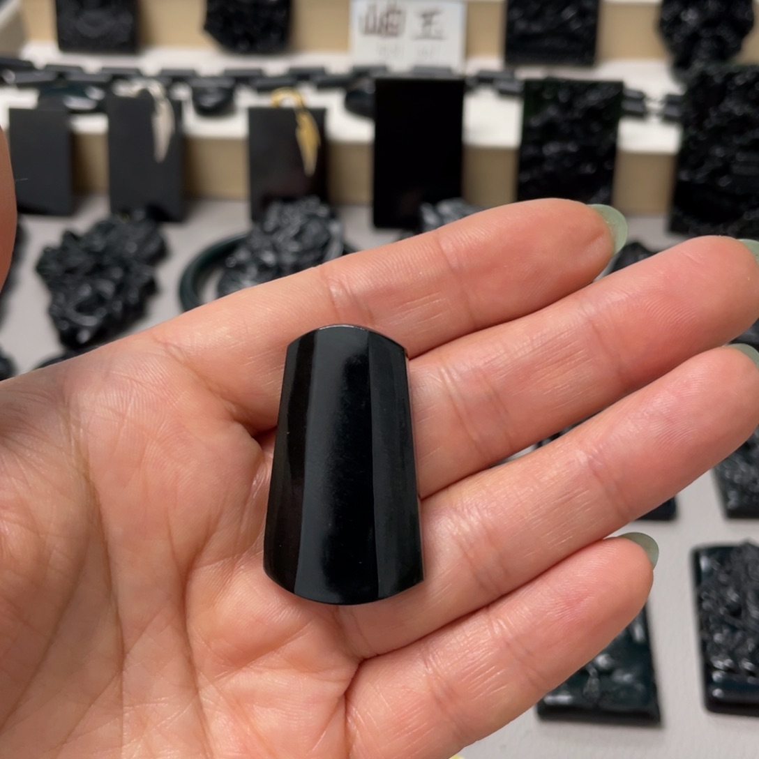 任***行蛇纹石玉未镶嵌吊坠