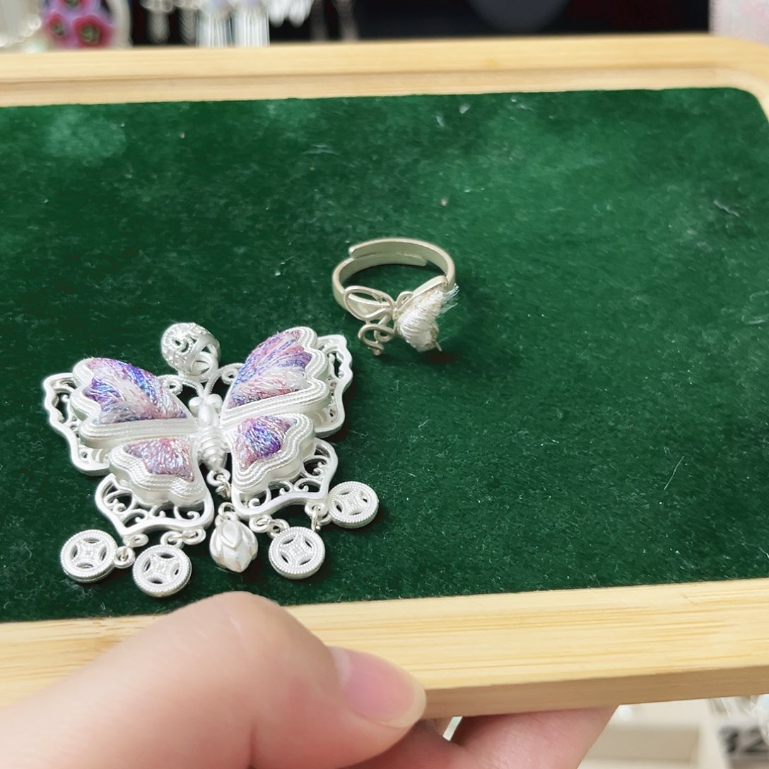 织绣订做戒指做紫蝴蝶色彩