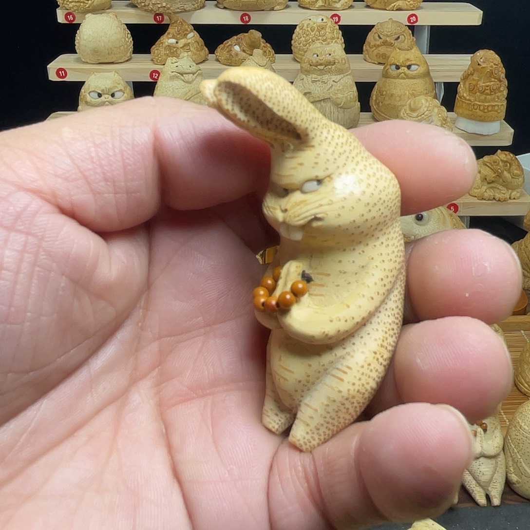 青***子竹竹根雕兔子手把件