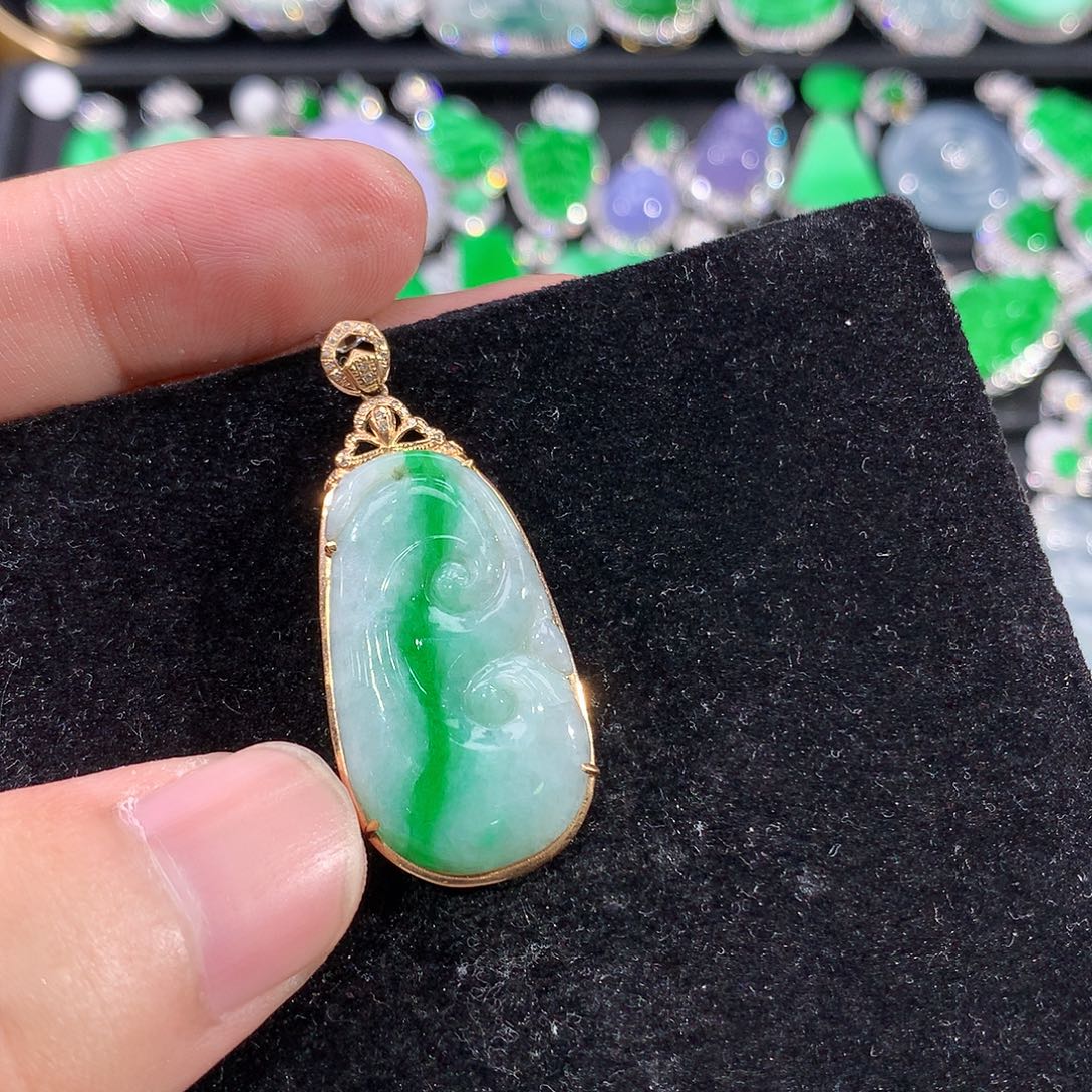 翡翠18K金镶嵌颈饰