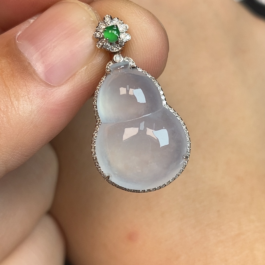 翡翠18K金镶嵌颈饰葫芦