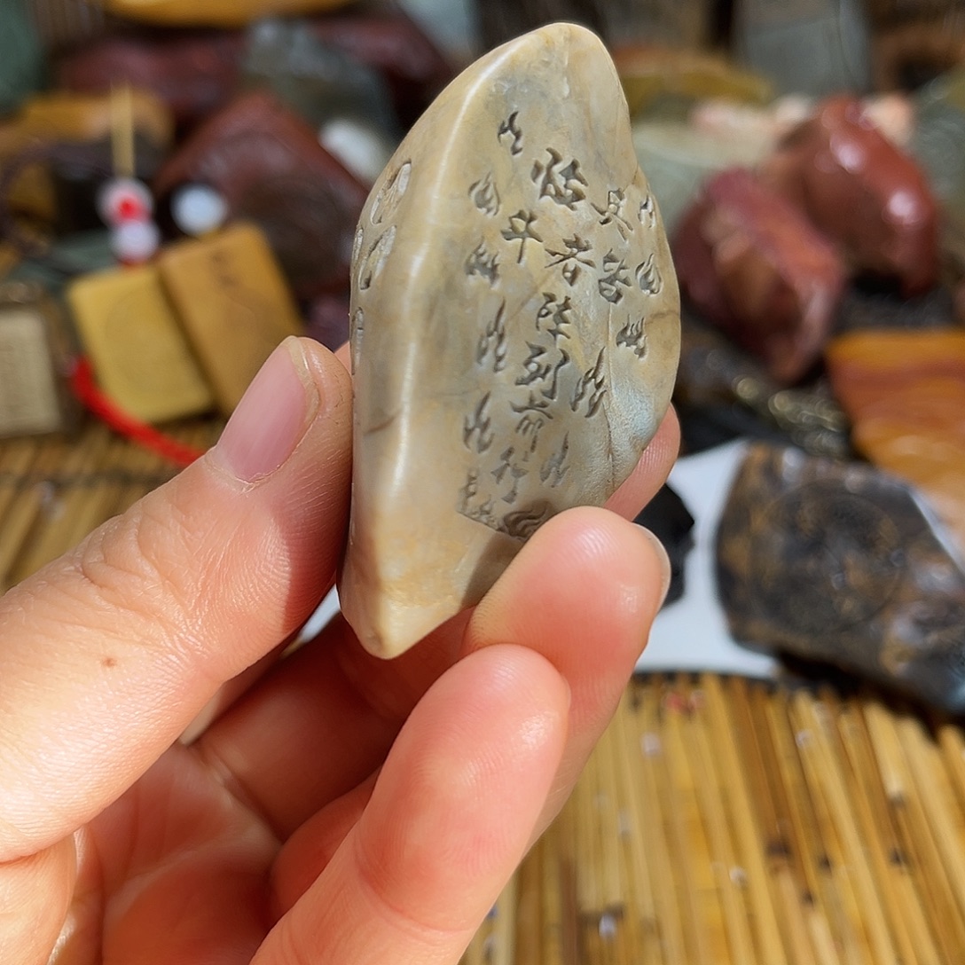 新疆原石雕刻手把件