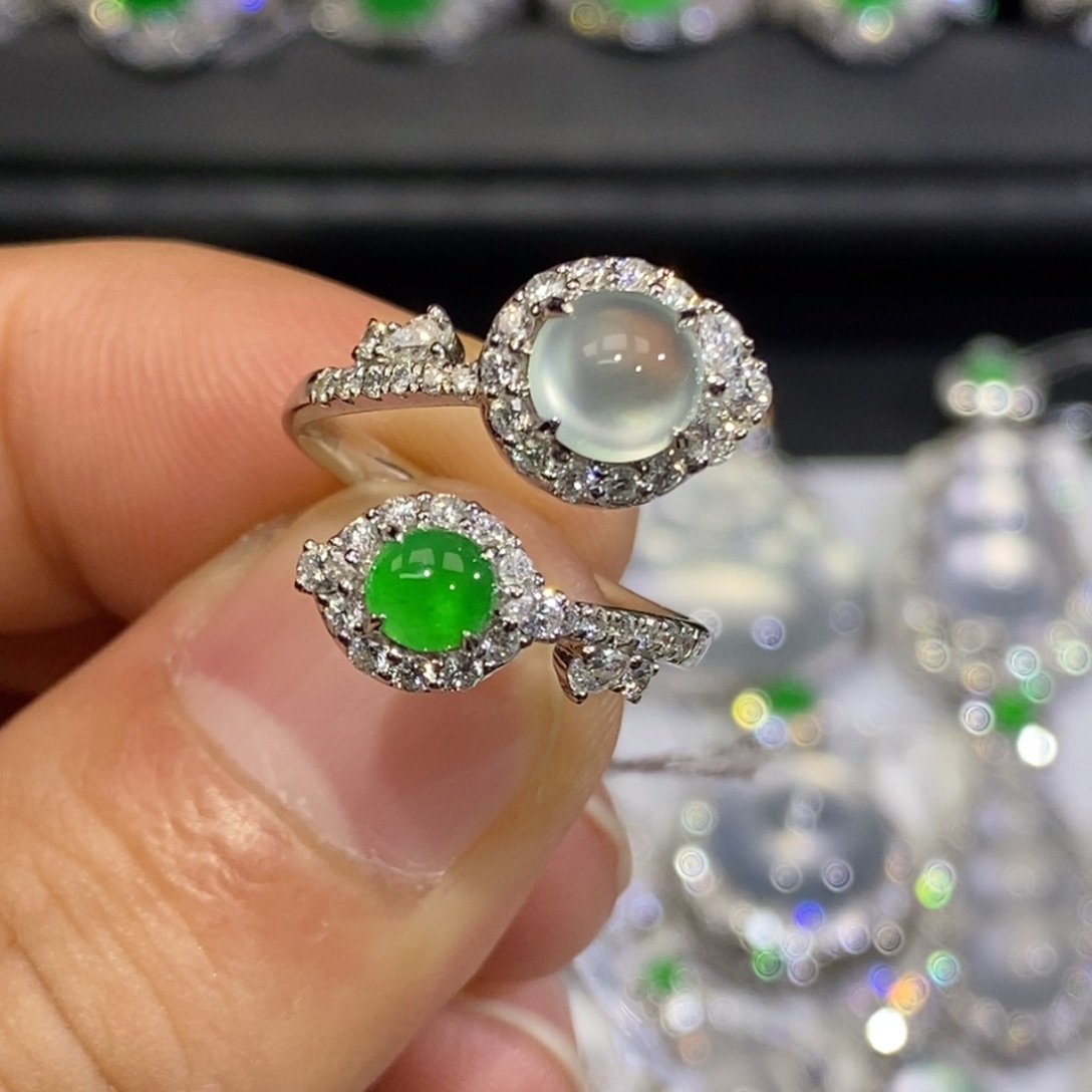 18K金镶嵌戒指翡翠撞色蛋面