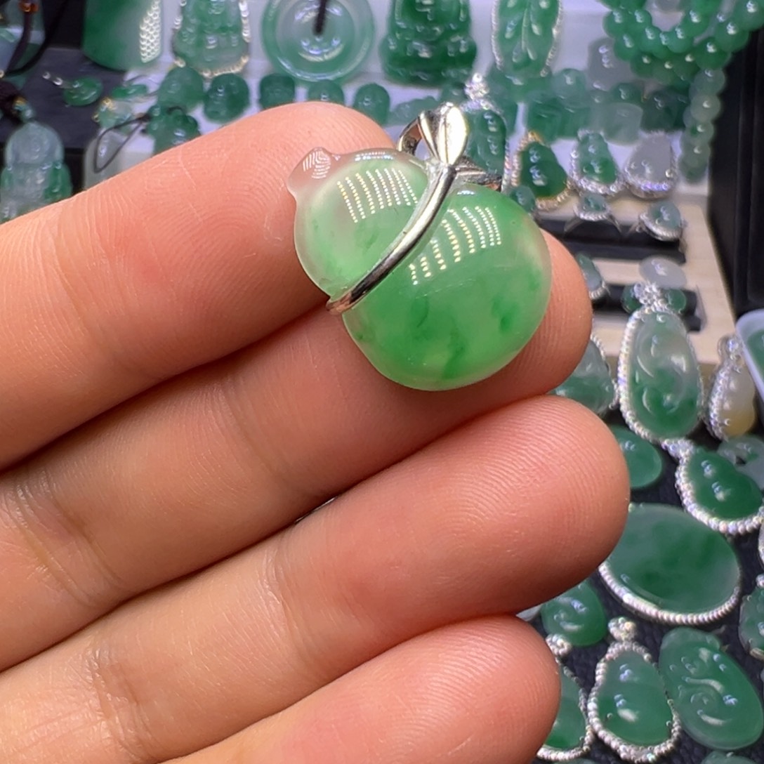 石英质玉（非洲翠）未镶嵌颈饰