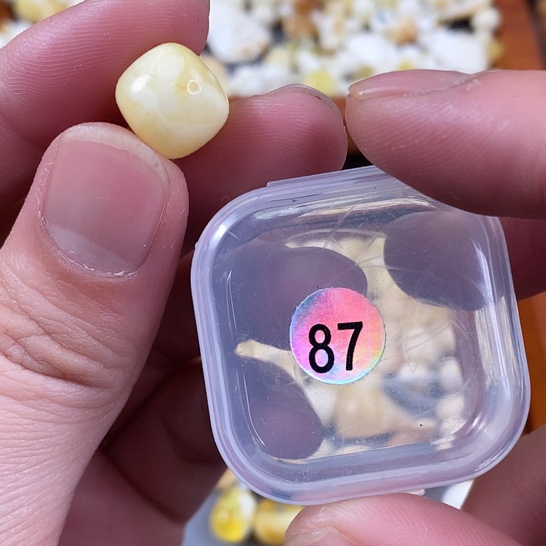 琥珀珠宝奇石未镶嵌