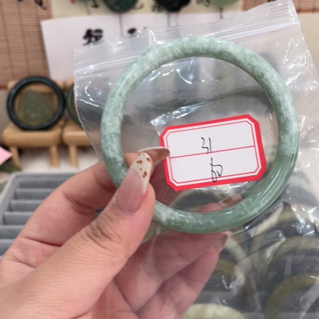 蛇纹石玉手镯未镶嵌