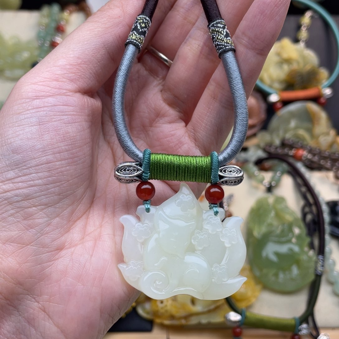 蛇纹石玉颈饰未镶嵌