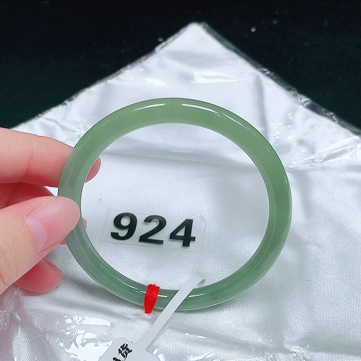 翡翠未镶嵌手镯（圆镯）