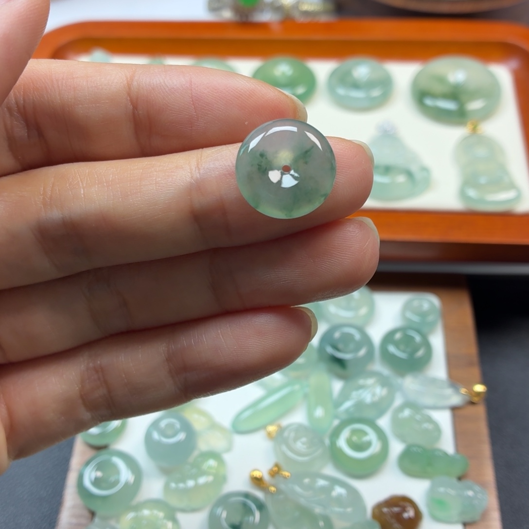 翡翠未镶嵌颈饰平安扣