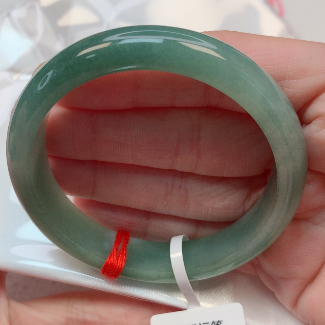 翡翠手镯未镶嵌55.5圈 油青底 底妆细腻