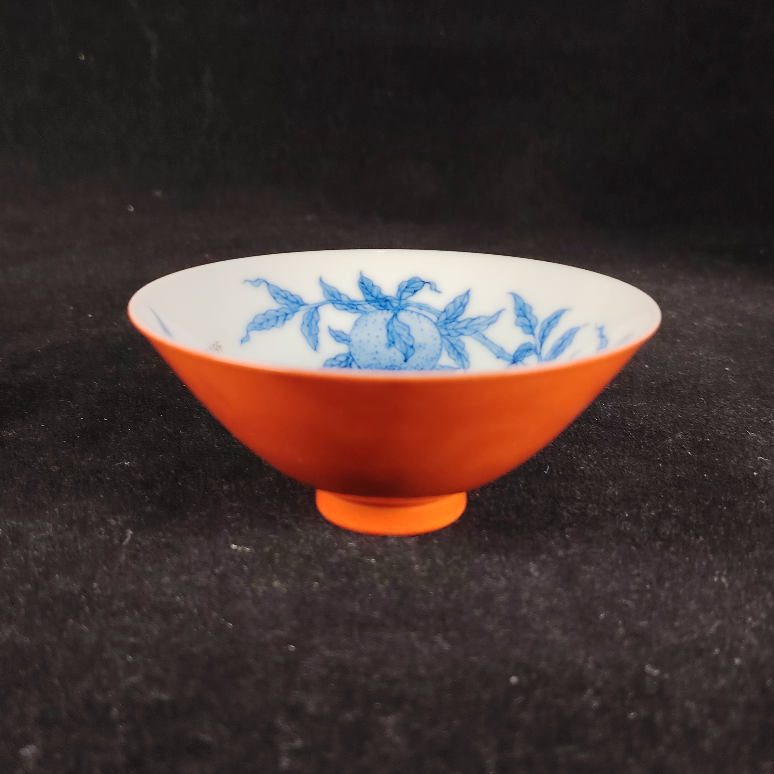 内青花寿桃纹外珊瑚红釉斗笠杯