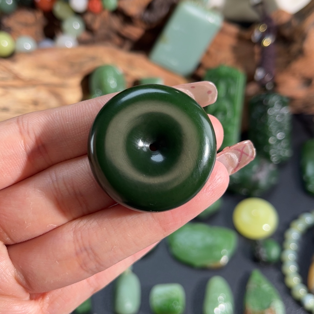 和田玉颈饰未镶嵌菠菜绿红皮平安扣定制