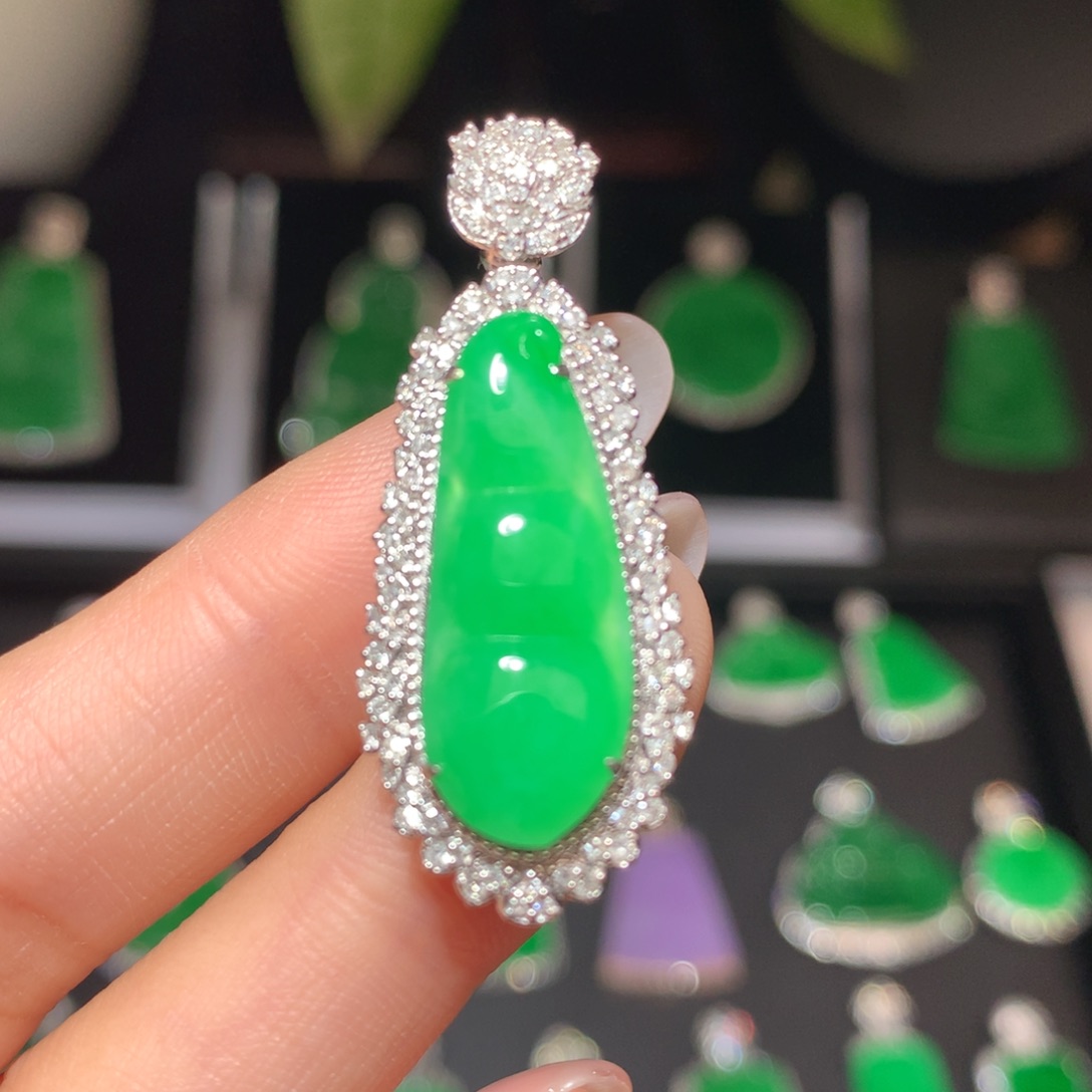 翡翠18K金镶嵌颈饰翡翠