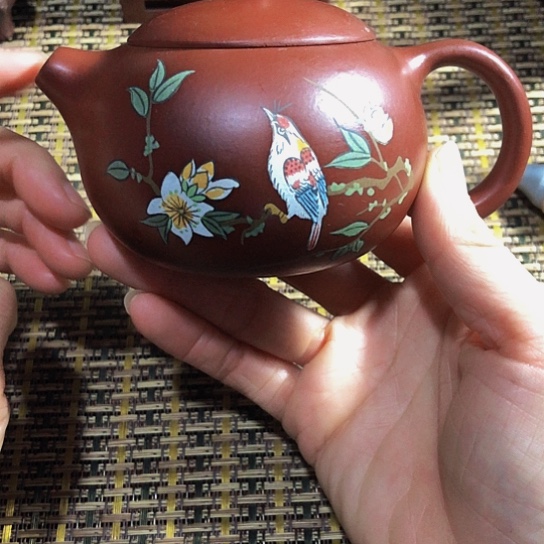 紫砂茶壶原矿泥料手工制作的紫砂壶。