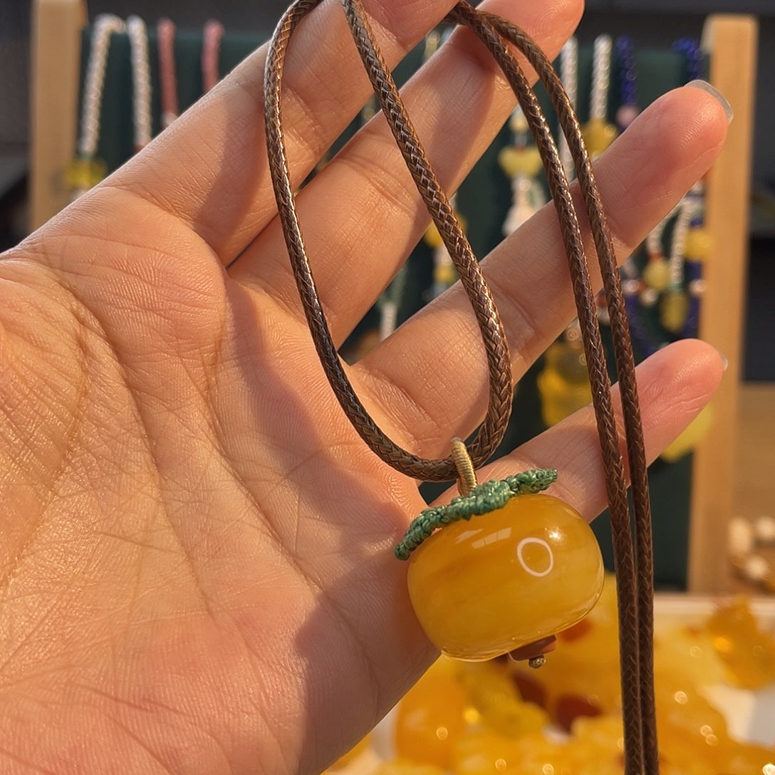 J****琥珀未镶嵌裸石吊坠