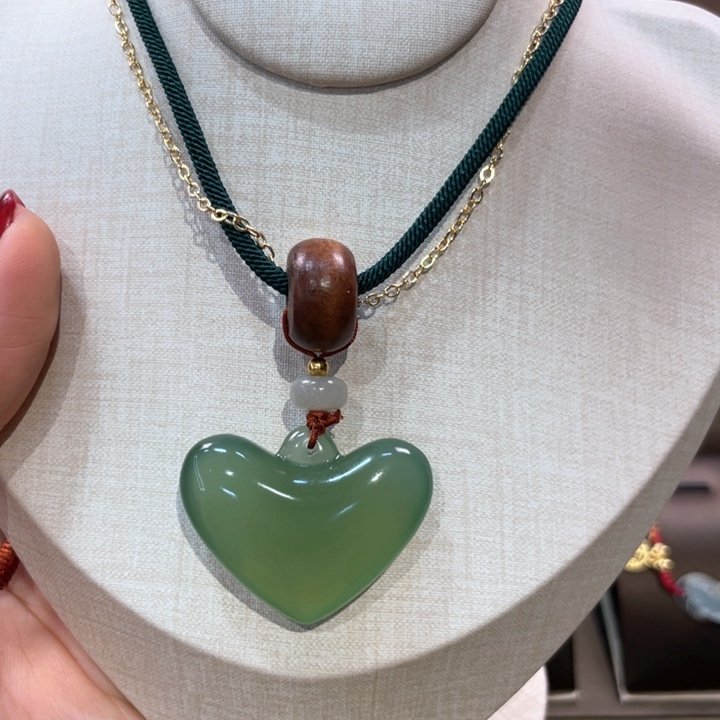 蛇纹石玉颈饰未镶嵌