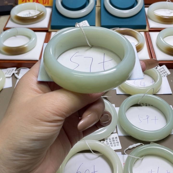 和田玉未镶嵌手镯