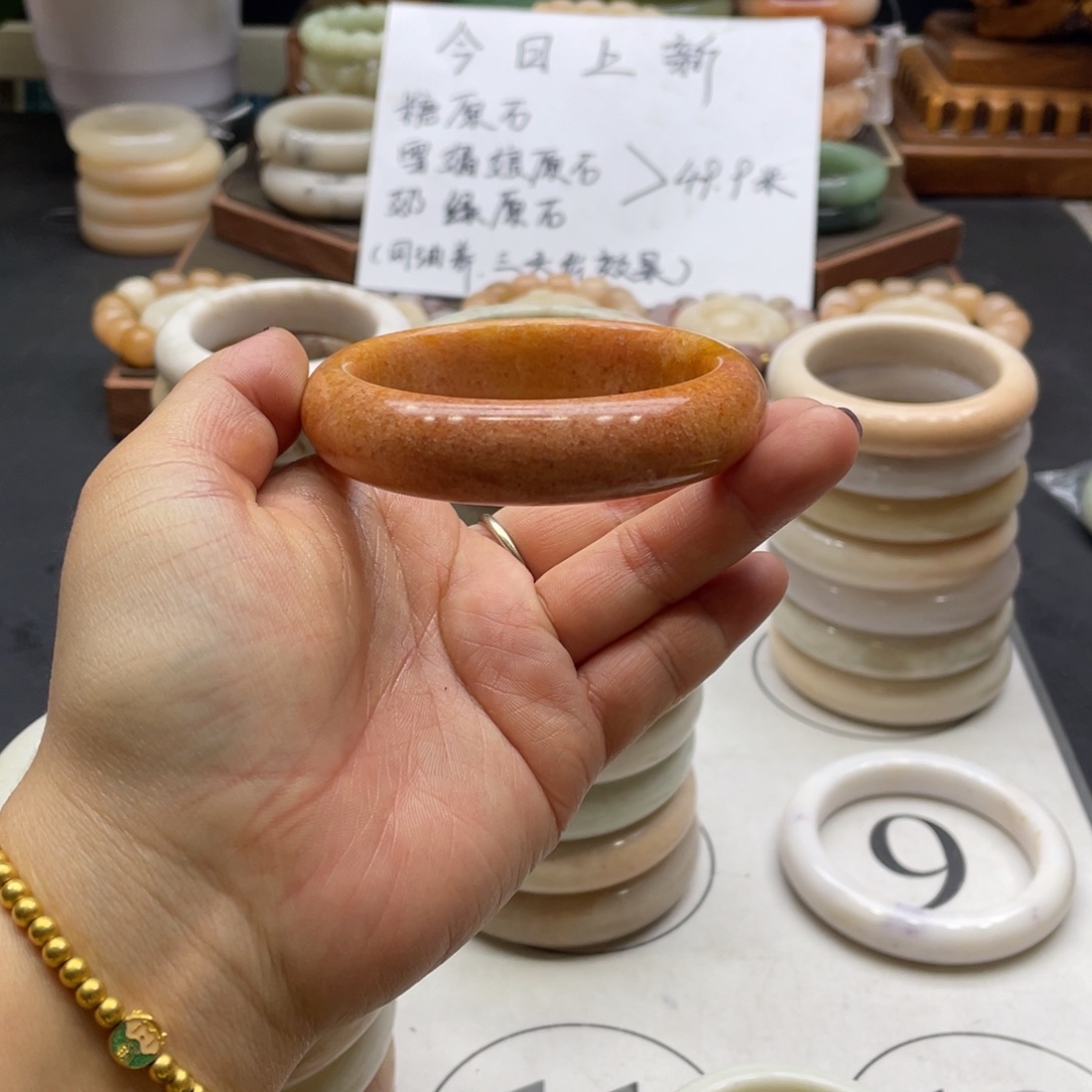 用***8石英岩玉未镶嵌手镯