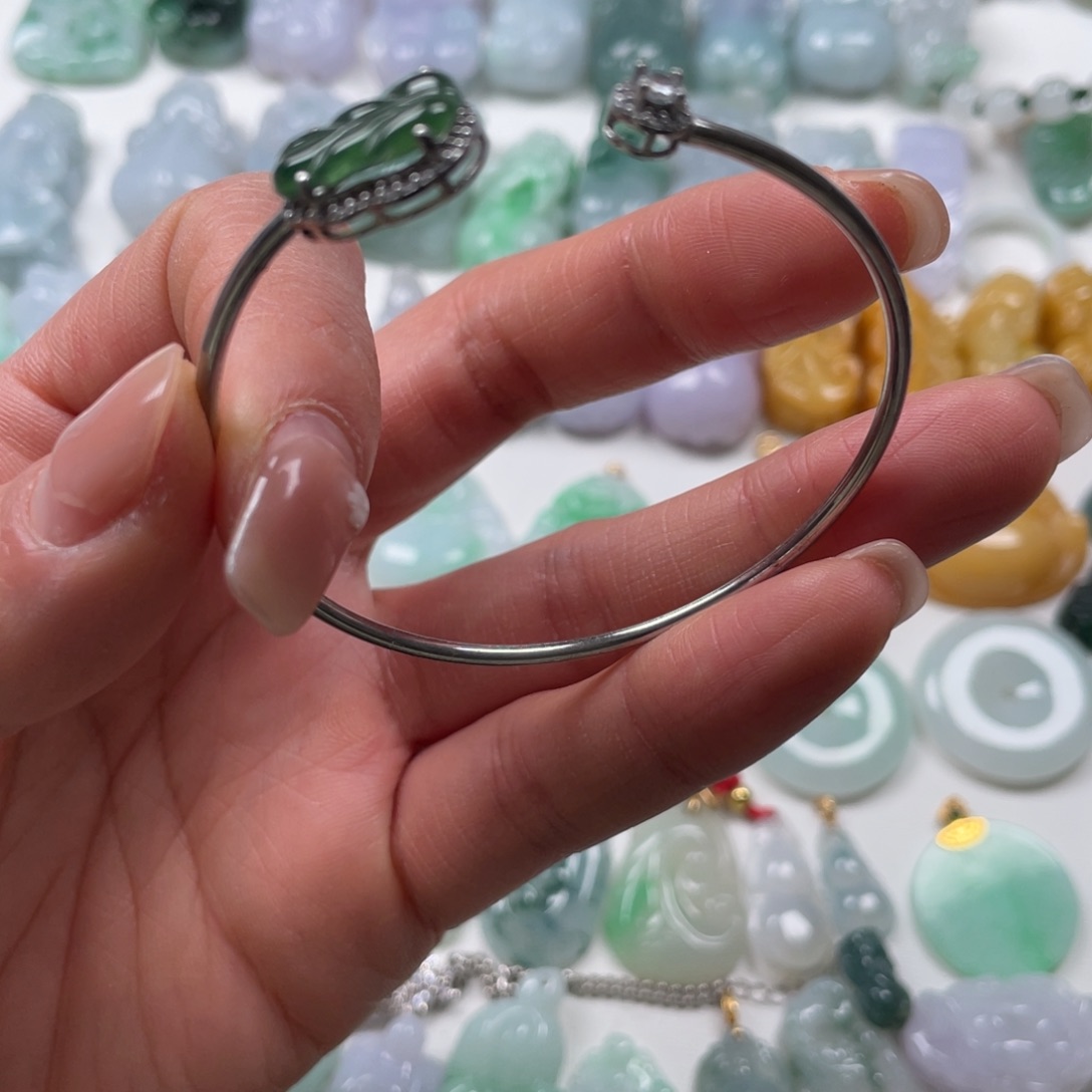 翡翠未镶嵌吊坠(赠链)