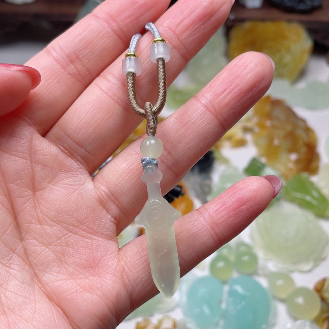 蛇纹石玉颈饰未镶嵌