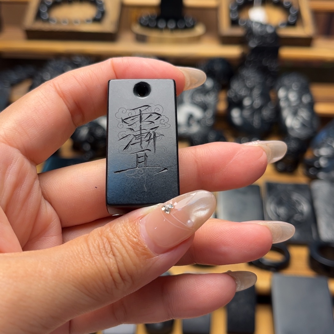 嘟***曼和田玉（墨玉）未镶嵌手链