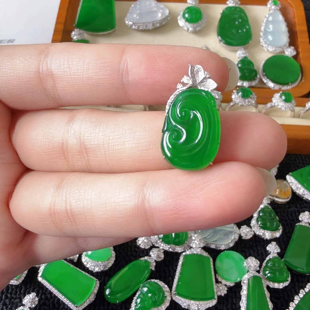 翡翠18K金镶嵌颈饰吊坠