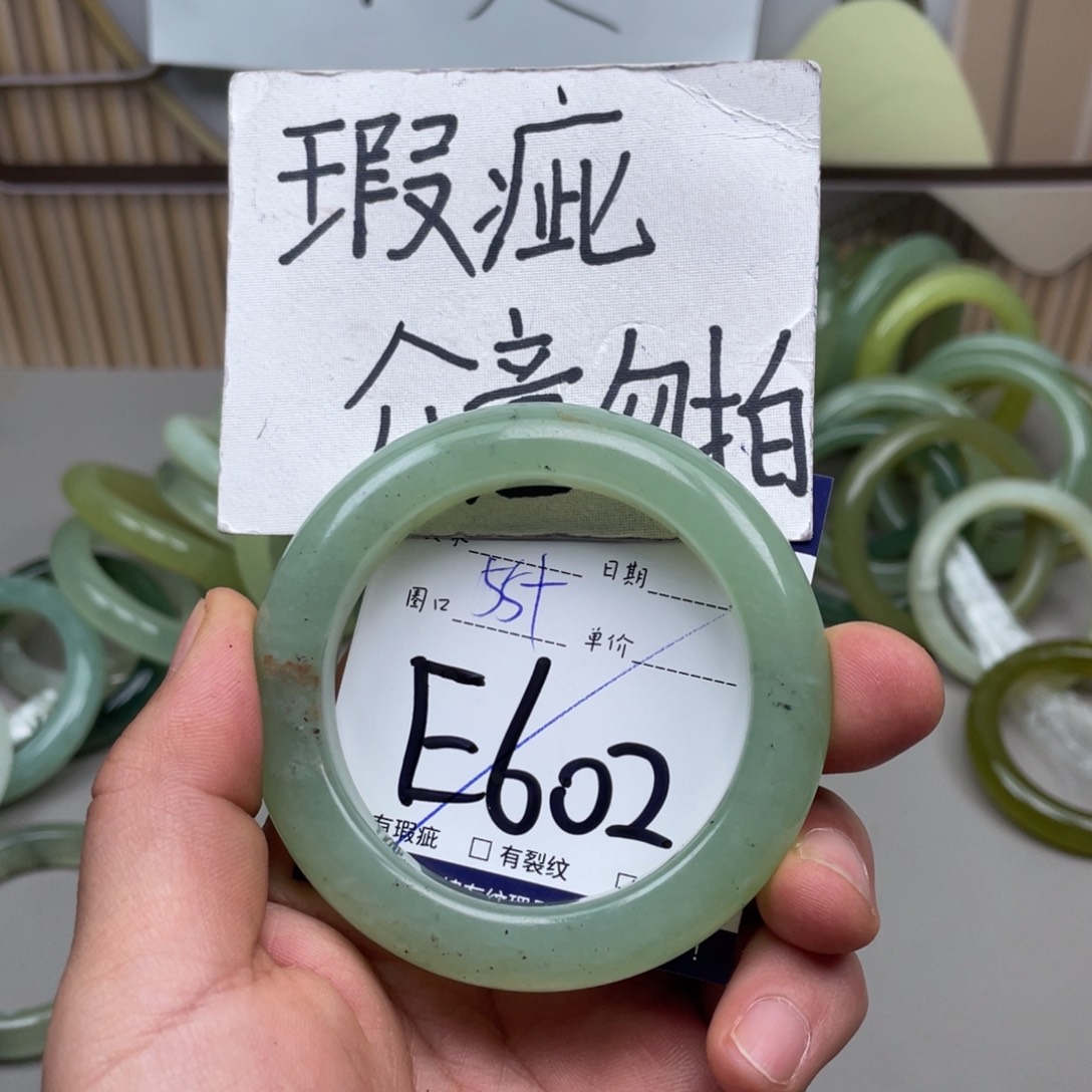 岫玉手镯手镯未镶嵌