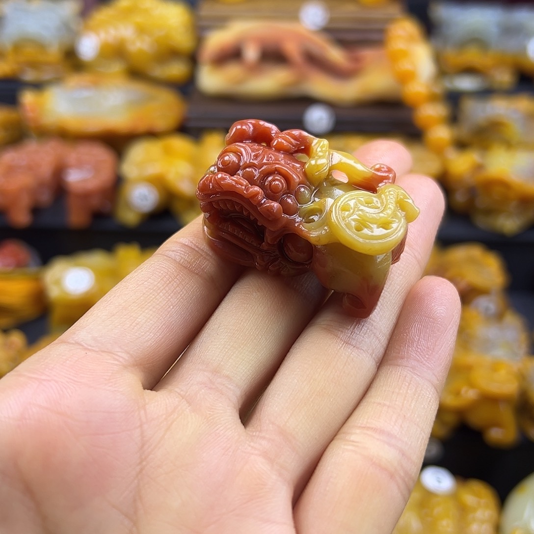 石英质玉（黄龙玉）未镶嵌颈饰
