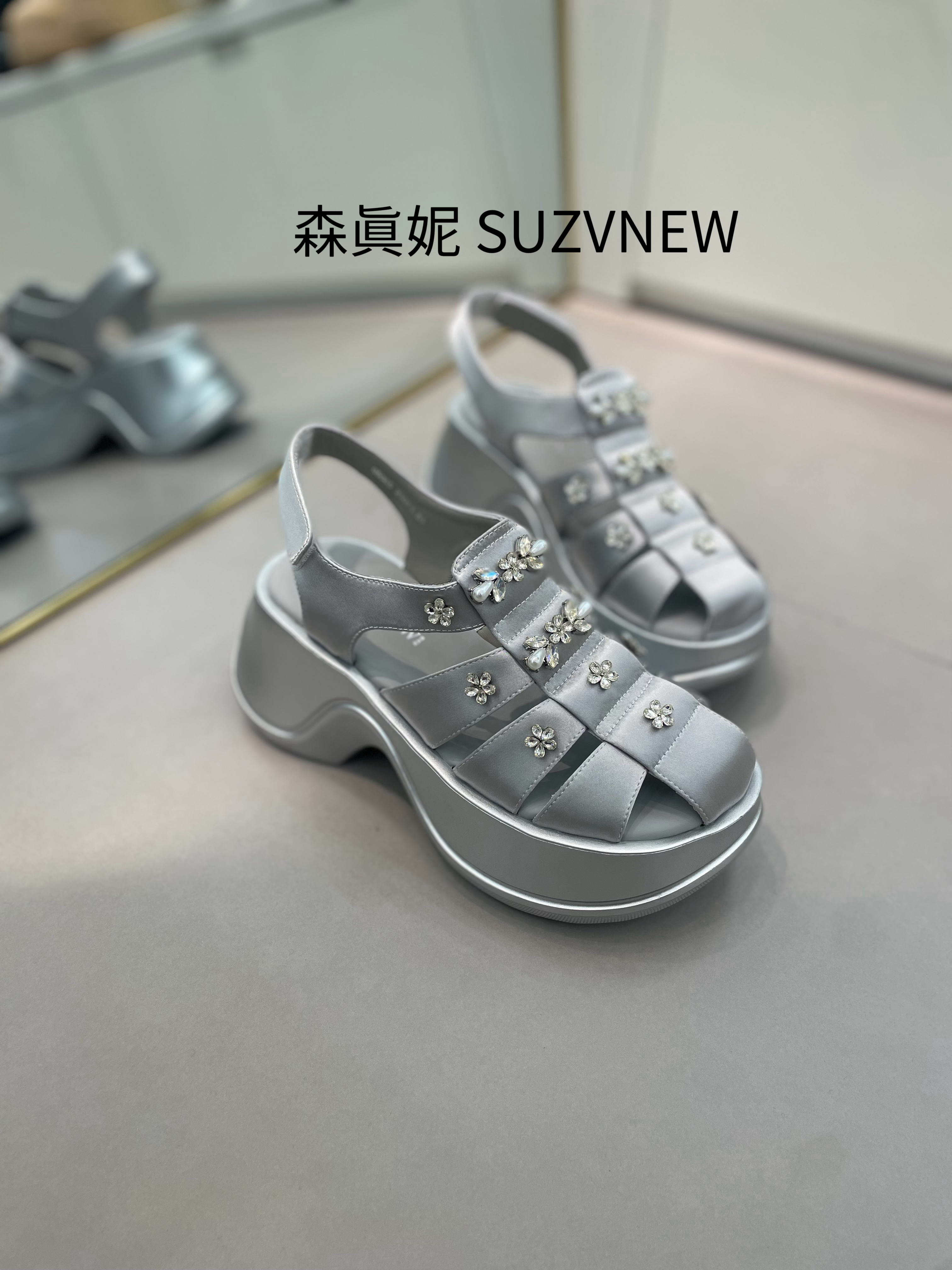 森真妮2025新款厚底松糕凉鞋真丝配钻