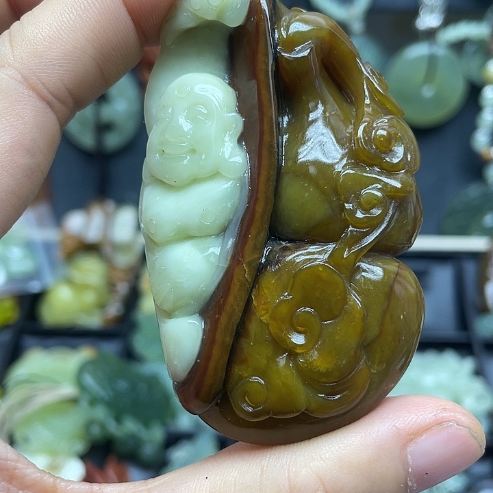 未镶嵌蛇纹石玉颈饰荔**?