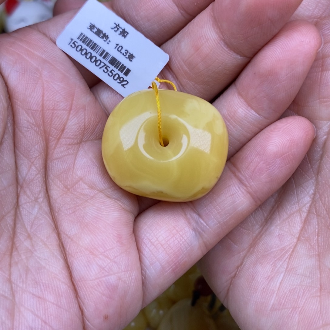 蜜蜡吊坠(不含链)未镶嵌方扣藏扣浓蜡10.3克