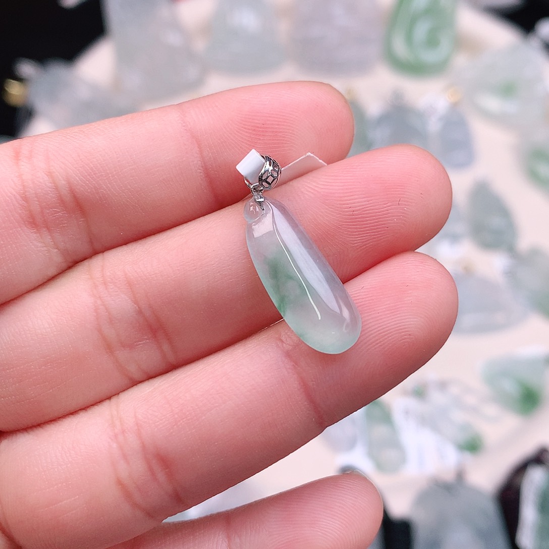 翡翠颈饰18K金镶嵌冰胶飘绿福瓜