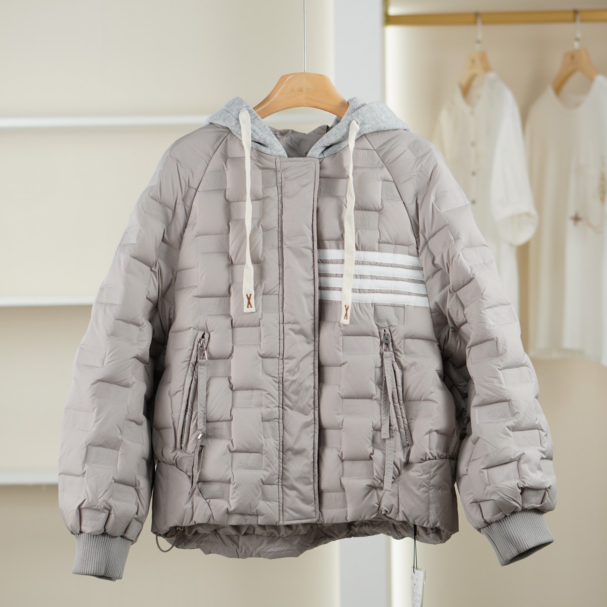 麦迪尚品【遥】51015290 拼接帽宽松保暖羽绒服冬季女装品牌折扣