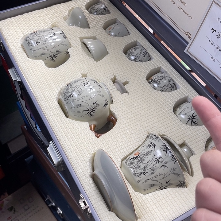 孤品茶具套装等。        