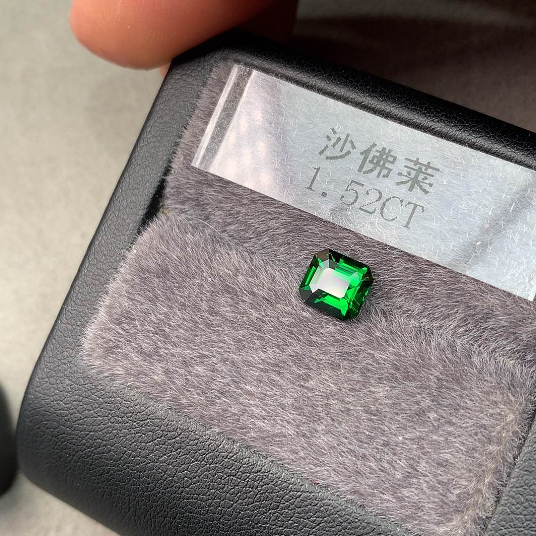 未镶嵌裸石石榴石（沙弗莱）1.52克拉