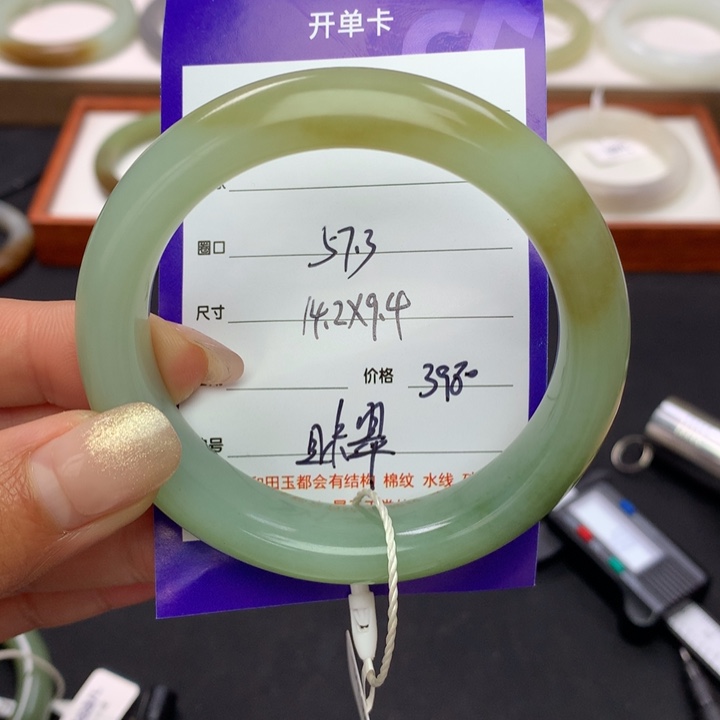 和田玉手镯未镶嵌最****闹