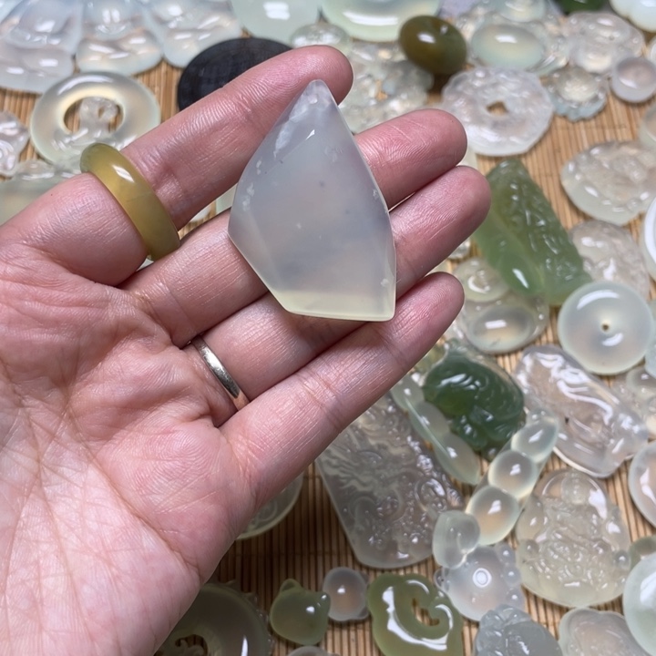 蛇纹石玉颈饰未镶嵌