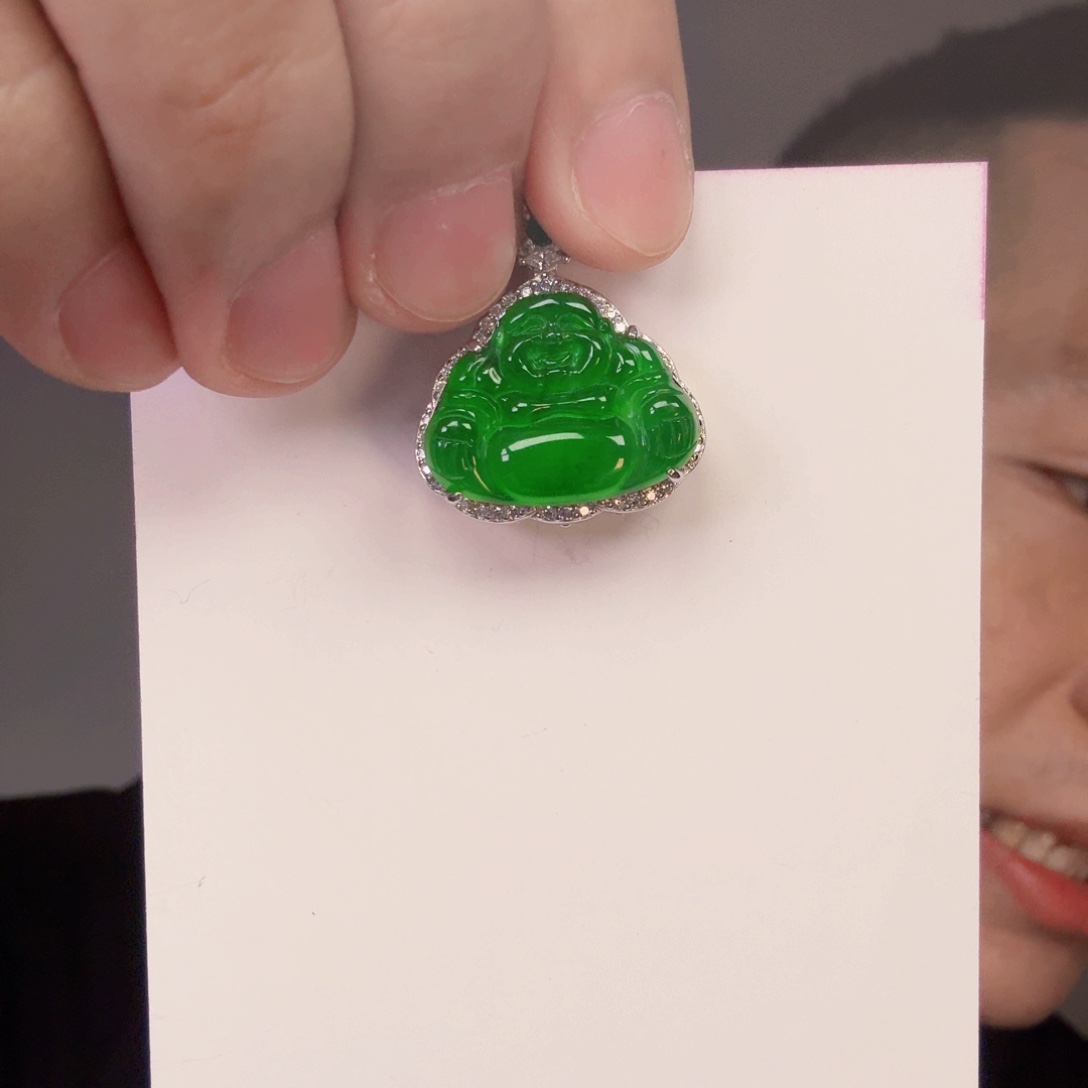 翡翠未镶嵌颈饰一件