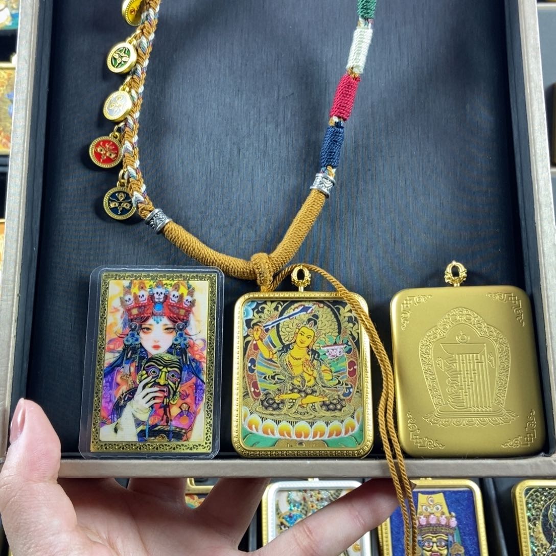 吊坠美丽的唐卡在这里结缘