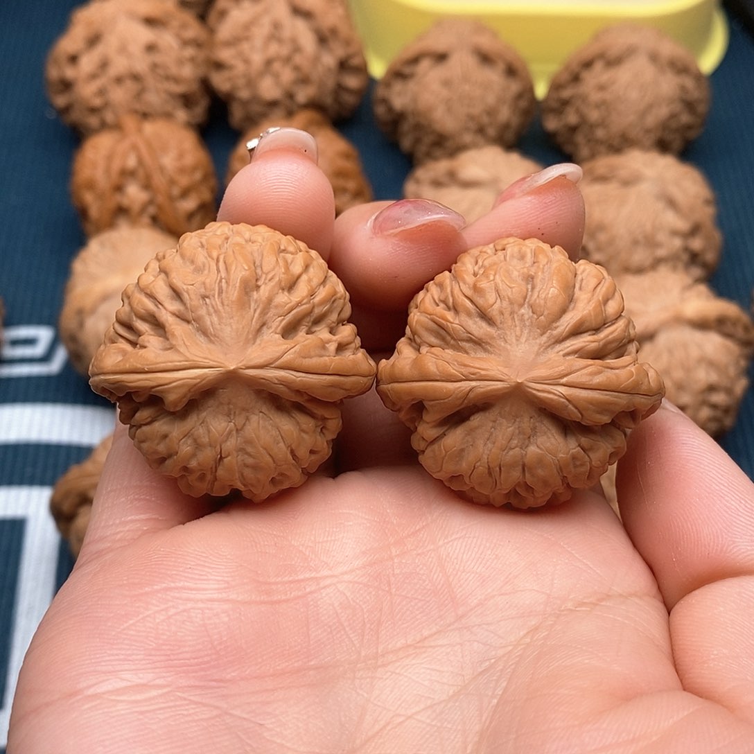 文玩核桃吊坠莲花