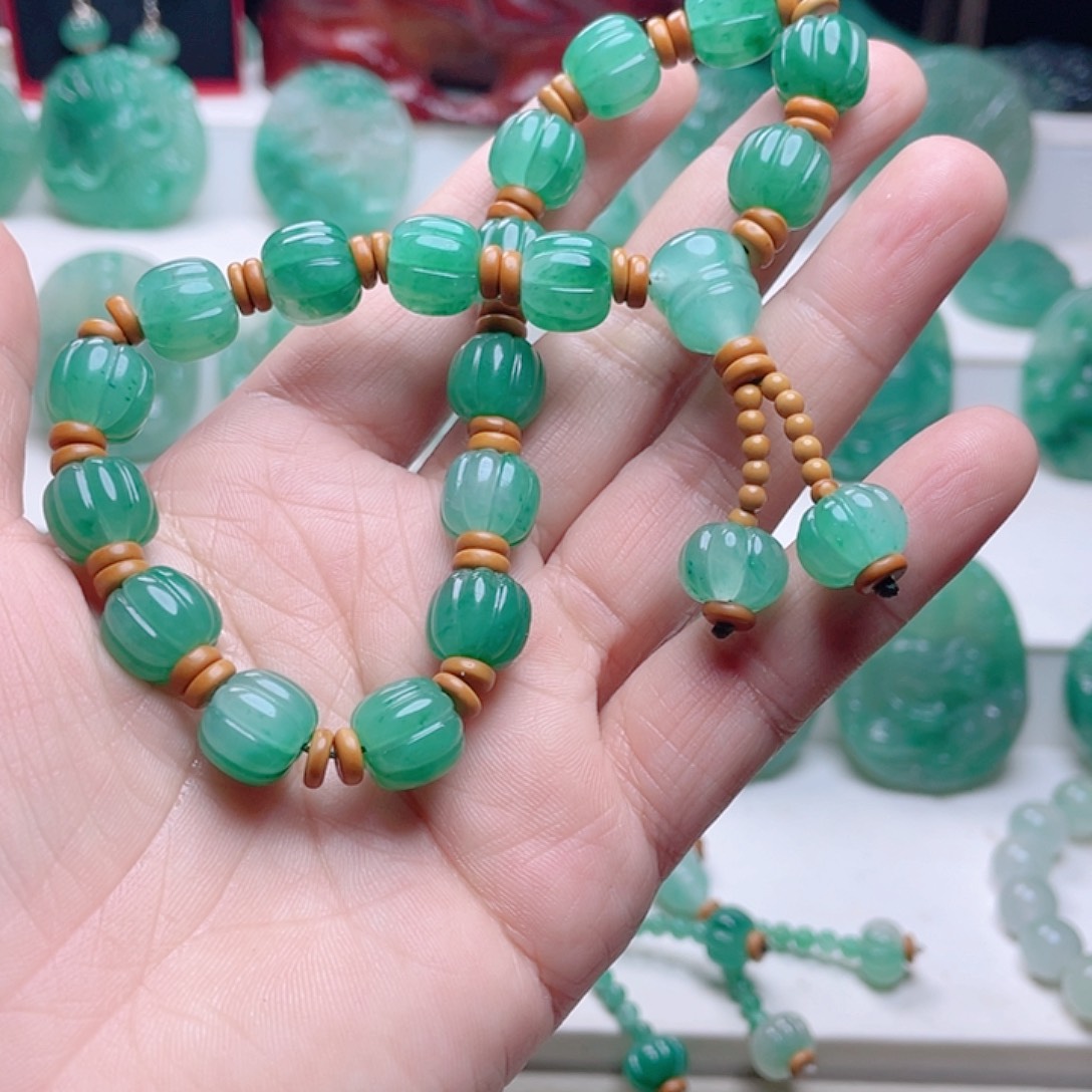 浅***1石英质玉未镶嵌颈饰