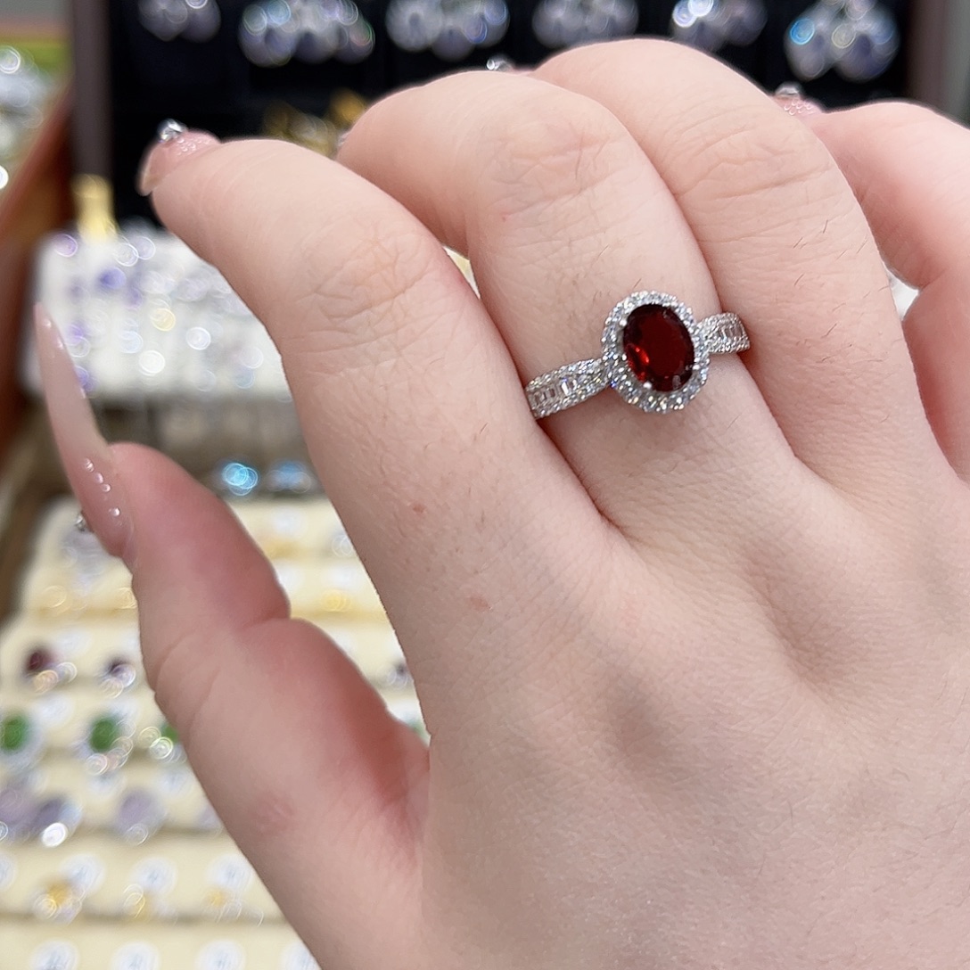 三***馆石榴石银S925镶嵌戒指