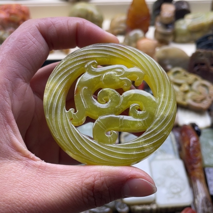 蛇纹石玉颈饰未镶嵌