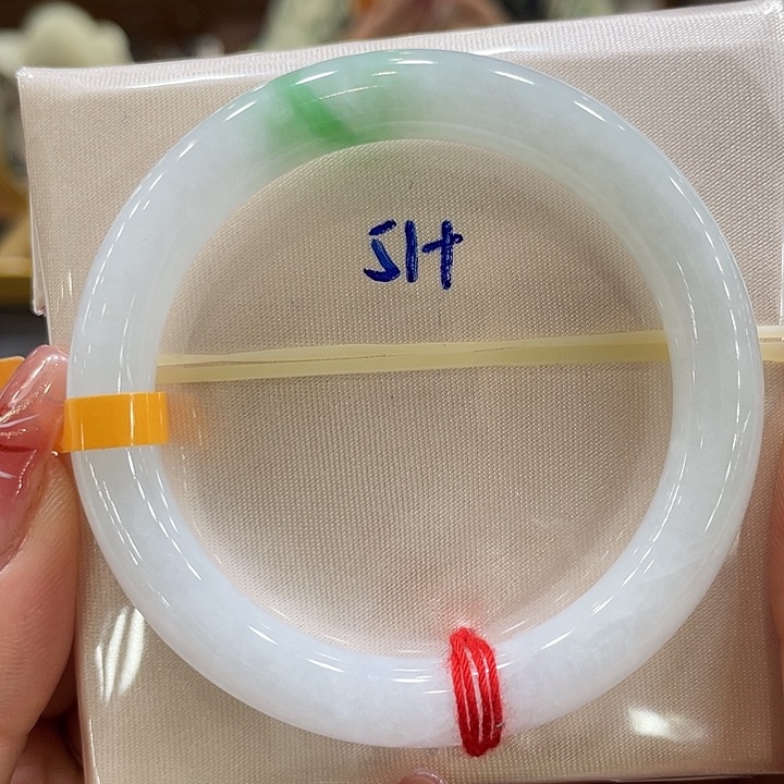 翡翠手镯未镶嵌翡翠手镯
