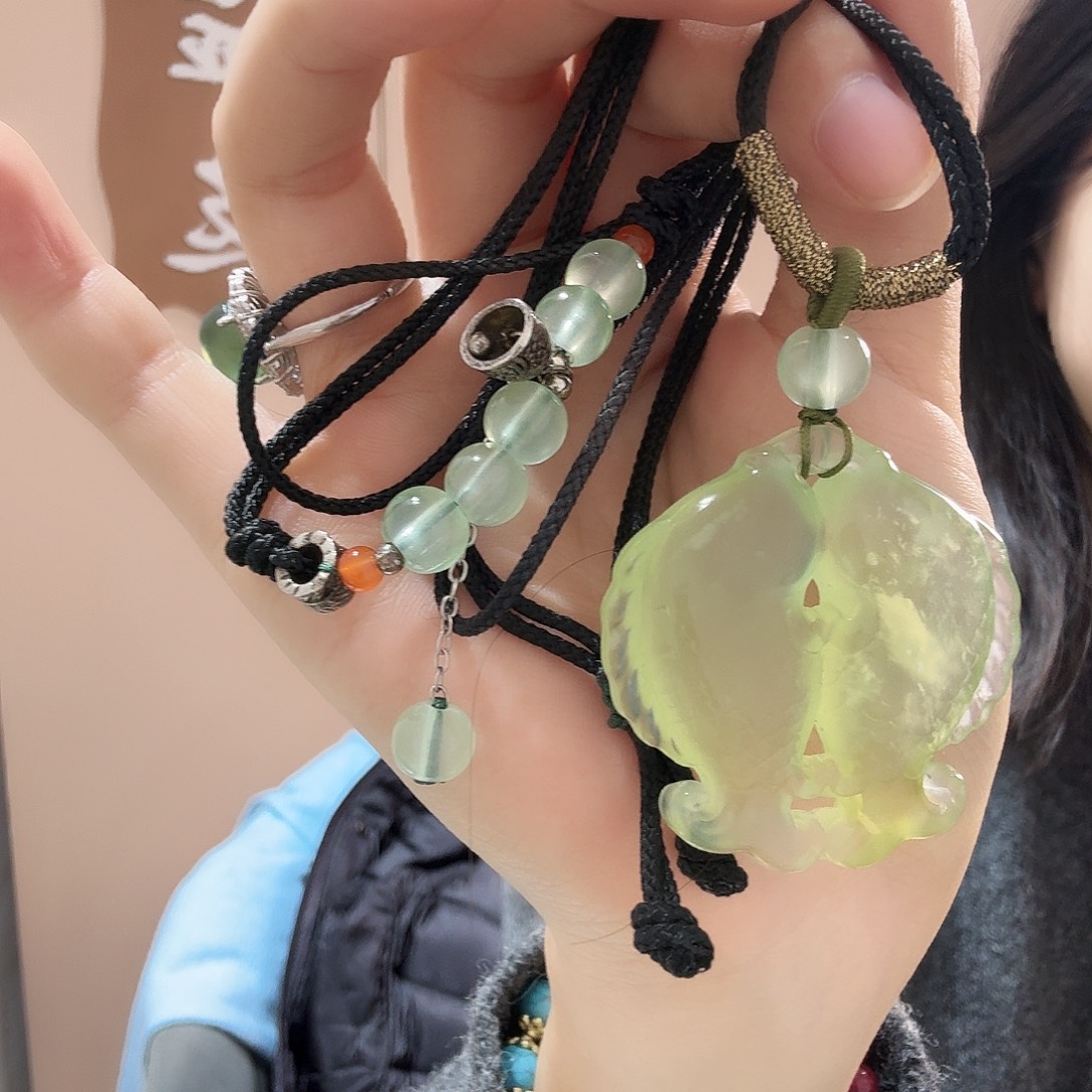 蛇纹石玉未镶嵌颈饰