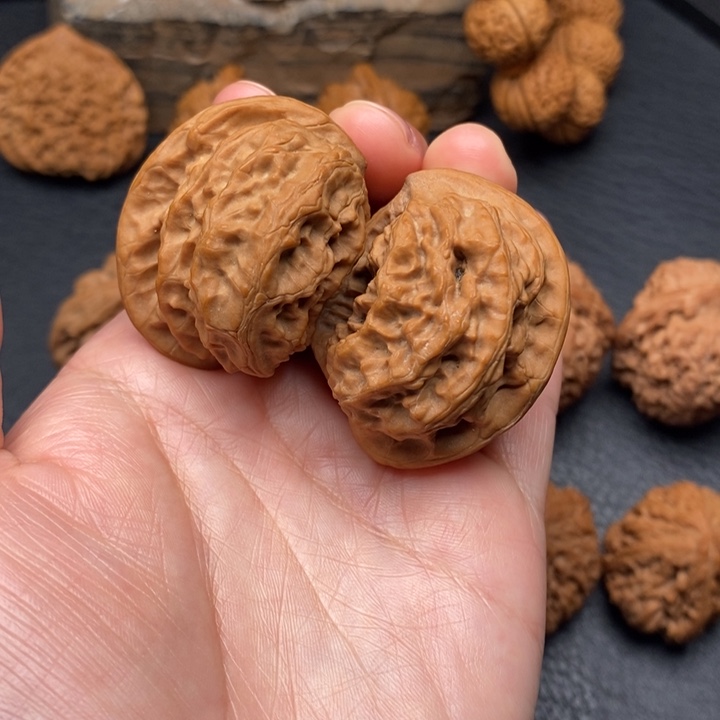 桃核把件尺寸33野狼半壁