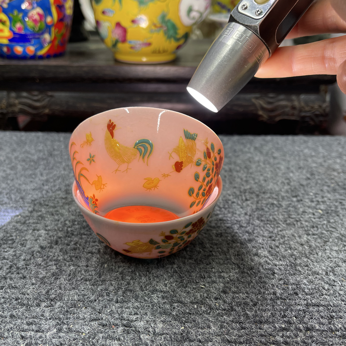 多字款红胎描金鸡缸杯压手杯